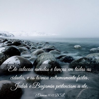 Picture 03 - 2 Crônicas 11:12 BSL - Ele colocou escudos e lanças em todas as - Bible Verse Picture